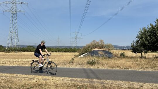 Über dem Koblenzer Wirtschaftsweg hängen Hoch- und Höchstspannungsleitungen der Deutschen Bahn, von Westnetz und Amprion. Nicht
