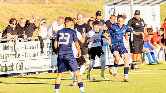 Der JFV Vulkaneifel (weiße Trikots) um Trainer Niklas Wagner (rechts), der früher die Männer der SG Vordereifel coachte, hat in
