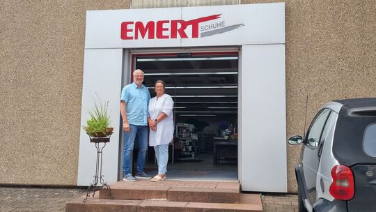 Volker und Petra Becker vor ihrem Laden in der Vollmersbachstraße: Zurzeit läuft der Räumungsverkauf.