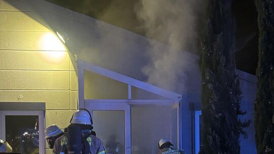 Einsatz in Planig: Die Feuerwehr löscht den Brand im Eingangsbereich der Druckerei.