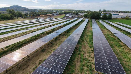 Auf einer 3 Hektar großen Fläche am Rande des Ochtendunger Gewerbegebiets Oberholz entsteht derzeit ein Agri-PV-Park. Dabei hand Auf einer 3 Hektar großen Fläche am Rande des Ochtendunger Gewerbegebiets Oberholz entsteht derzeit ein Agri-PV-Park. Dabei hand