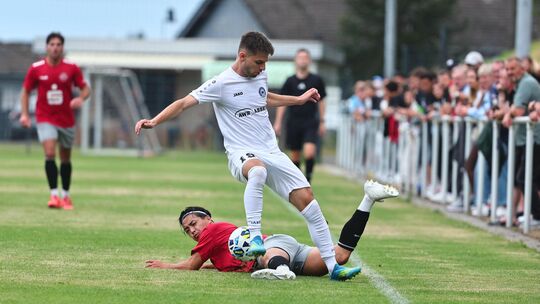 Anfang Juli trafen der Ahrweiler BC um Shota Nagona (am Boden) und der FC Cosmos Koblenz um Nikita Kryvtsov in einem Testspiel i