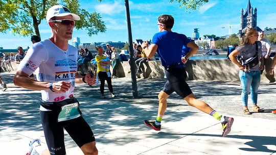 Der Bücheler David Simon (links) vom RSC Untermosel belegte beim Köln-Triathlon nach einer starken Leistung Rang 18 und war dami Der Bücheler David Simon (links) vom RSC Untermosel belegte beim Köln-Triathlon nach einer starken Leistung Rang 18 und war dami