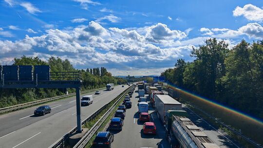 Bei einem Unfall am Dienstagmorgen auf der A3 bei Limburg wurden mehrere Menschen verletzt und die Autobahn war lange dicht.