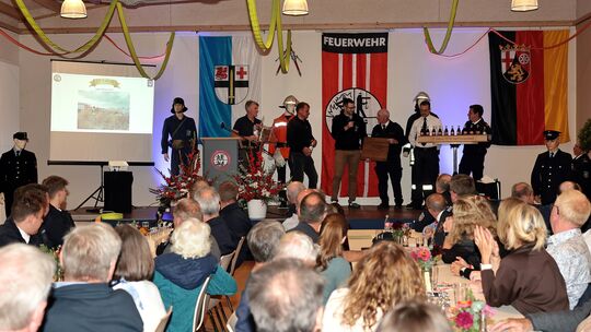 Glückwünsche und Jubiläumsgeschenke gab es von befreundeten Vereinen zum 75-jährigen Bestehen der Freiwilligen Feuerwehr in Reif