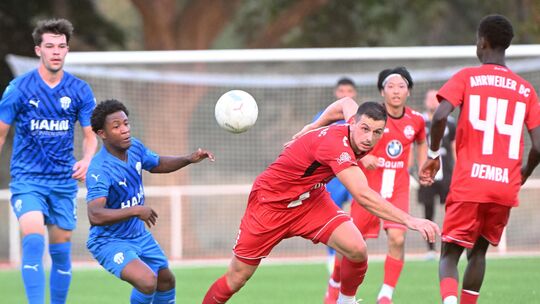 Nach den Ausfällen von Kieran Ike und Daniel Bohl werden beim FC Emmelshausen-Karbach (in Blau) Janik Otto (links) und Rainey Br
