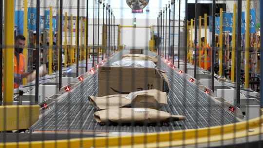Seit sieben Jahren liefert Amazon Pakete aus dem Verteilzentrum im Gewerbegebiet Distelfeld aus. In der Zeit hat sich das Untern