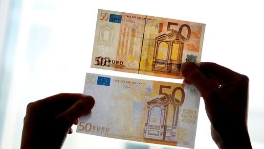 Falsche Größe, fehlende Sicherheitsmerkmale, schlechte Farbgebung: Ein gefälschter Euro-Schein (unten) ist nicht immer so leicht
