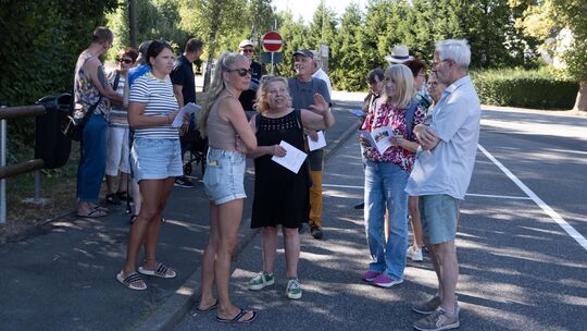 Ein großes Thema der Fußverkehr-Begehungen war der Schulweg. Die Schulleiterin der Grundschule Birkenfeld, Uta Schmitt, informie
