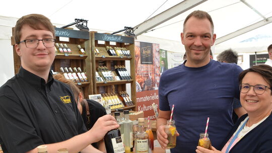 Die Brennerei Weyand aus Unnau schenkt einen interessanten Sommercocktail mit Kräuterbitter aus.