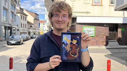 Der 21-jährige Damion Schmidt hat im August seinen ersten Roman mit dem Titel „Yume o Koete: Beyond Dreams“ veröffentlicht. Dari Der 21-jährige Damion Schmidt hat im August seinen ersten Roman mit dem Titel „Yume o Koete: Beyond Dreams“ veröffentlicht. Dari