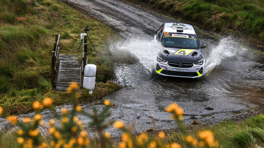 Prüfungen auf klassischen walisischen Landstraßen bei schwierigen Wetterbedingungen waren das Salz in der Suppe bei der Rallye V