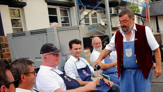 Im Weinhof von Fred Knebel fließen beim "Winninger Stuhlgang" edle Tropfen.
