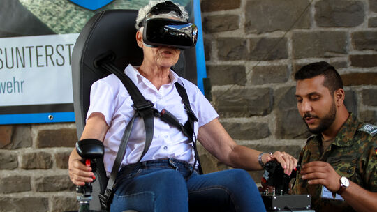 70 Jahre Flugplatz Büchel, 70 Jahre Luftwaffe, 65 Jahre Garnisonsstadt Cochem: Heike Schmitz im Flugsimulator.