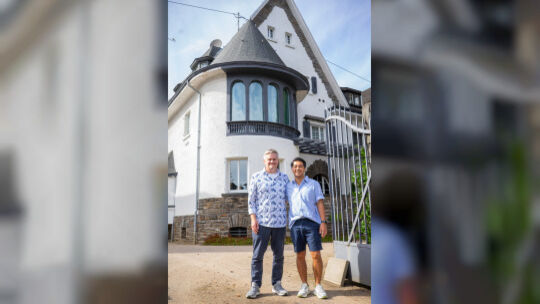 Steve Pryce und Jodel Ricamara leben gemeinsam in der historischen Villa in Bendorf-Sayn. In einem Denkmal zu wohnen, bedeutet a