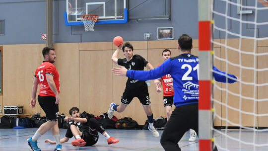 Colin Feldenz (am Ball) kann zwar während der Woche aus beruflichen Gründen nicht mit dem Bad Emser Oberligateam trainieren. Den