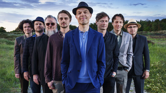 Die achtköpfige Band Thorbjørn Risager & The Black Tornado steht für einen unverkennbaren Sound abseits ausgetretener Pfade. Liv