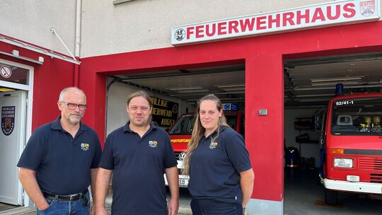Wehrführer Jörg Albrecht (Mitte) und seine Stellvertreter Venessa Knopp und Marcus Schneider vor dem Feuerwehrhaus in Eitelborn:
