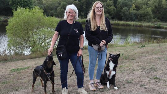 Sandra Kunz (links) und Viktoria Keßler (rechts) leiten den Verein der Hundefreunde und des Tierschutzes Sohren gemeinsam. Immer