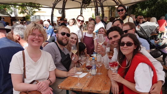 Wie schon beim Winzerfest, dürfte auch der Weinmarkt in Ahrweiler jede Menge Menschen anlocken - zum Feiern und zum Probieren. Wie schon beim Winzerfest, dürfte auch der Weinmarkt in Ahrweiler jede Menge Menschen anlocken - zum Feiern und zum Probieren.