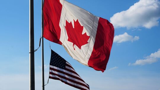 Flaggen von Kanada und den USA Flaggen von Kanada und den USA