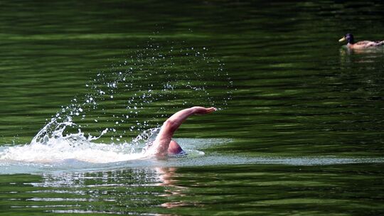 Hier kann man nach dem Sommer noch draußen schwimmen