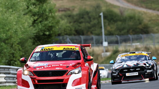 Rolf Weißenfels fährt in seinem Peugeot 308 TCR in der RCN-Meisterschaft auf dem Nürburgring von Klassensieg zu Klassensieg.