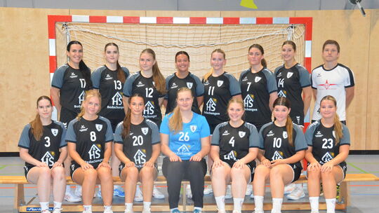 Die Handballerinnen des TV Bad Ems, stehend von links: Lara-Fee Schneider, Sophie Lahnstein, Maja Schmidt, Tabata Kern, Annabell