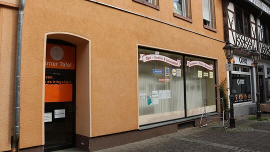 Jeden Montag und Donnerstag werden von der Kirner Tafel in Bad Sobernheim Lebensmittel an Bedürftige ausgegeben. Das Team in der Jeden Montag und Donnerstag werden von der Kirner Tafel in Bad Sobernheim Lebensmittel an Bedürftige ausgegeben. Das Team in der