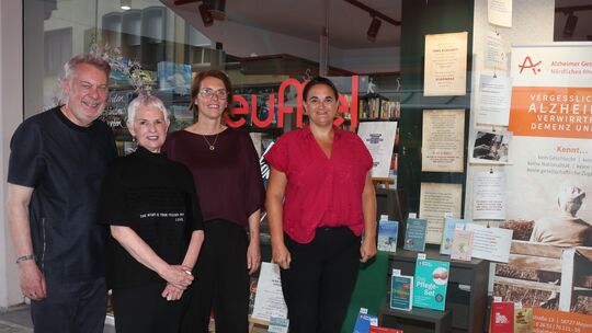 Dieter und Waltraud Klein, Reuffel Teamleiterin Meike Steinmetz und Jeanette Acht-Prause machen auf das Thema Demenz aufmerksam. Dieter und Waltraud Klein, Reuffel Teamleiterin Meike Steinmetz und Jeanette Acht-Prause machen auf das Thema Demenz aufmerksam.