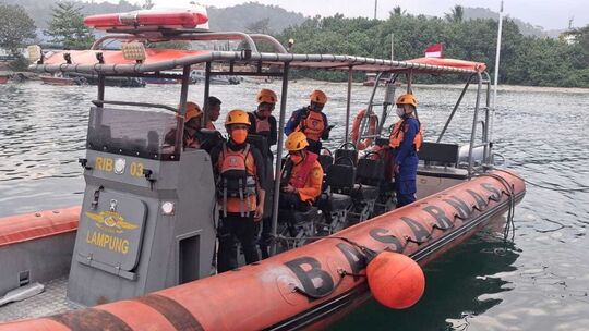 Boot mit Journalisten am Vulkan Anak Krakatau vermisst