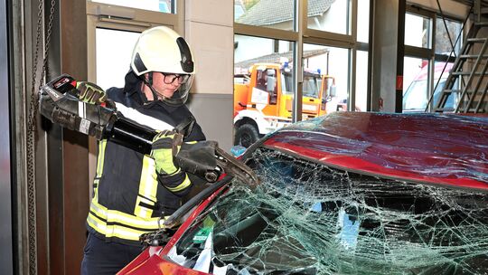 Auch der Einsatz von Rettungsgerät wurde beim „Tag der Feuerwehr“ in Altenahr demonstriert. Auch der Einsatz von Rettungsgerät wurde beim „Tag der Feuerwehr“ in Altenahr demonstriert.
