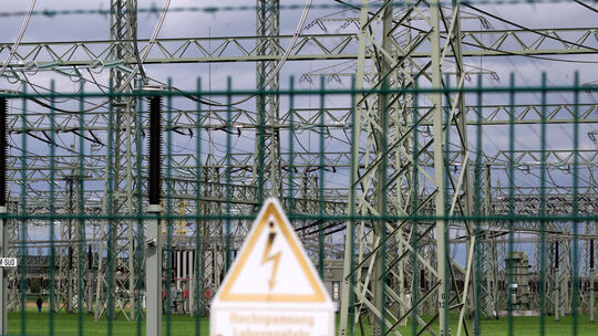 Blick durch den Zaun auf ein Umspannwerk. Nach den jüngsten Angriffen auf Energieanlagen etwa in Bergheim bei Köln gilt auch in