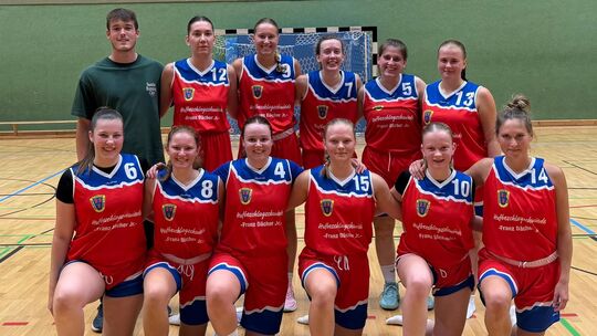 Die Oberligamannschaft der Sportfreunde Neustadt/Wied, hinten von links: Trainer Nico Krautscheid, Franziska Malcher, Olivia Lan