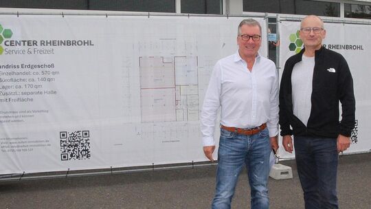 Investor André Reifert (links) und Ortsbürgermeister Oliver Labonde erläutern die Pläne für das "Center Rheinbrohl".