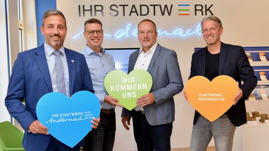 Oberbürgermeister Christian Greiner (von links), Christian Schmitt, Jan Deuster sowie Holger Schäfer (Geschäftsführung) informie Oberbürgermeister Christian Greiner (von links), Christian Schmitt, Jan Deuster sowie Holger Schäfer (Geschäftsführung) informie