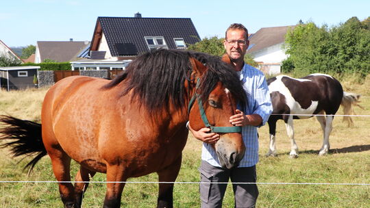 Jens Günster mit seiner „beispiellosen“ Ardenner Stute Inédite auf der heimischen Weide am Ortsrand von Caan.