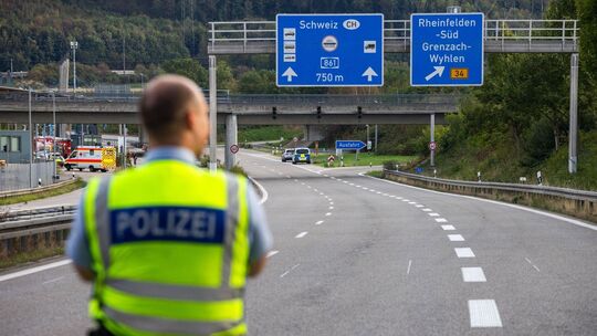 Polizei prüft Auto auf Sprengstoff