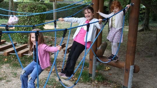 Der mit zahlreichen Spielgeräten ausgestattete und annähernd 500 Quadratmeter große Naturspielplatz wird von den Kindern über al
