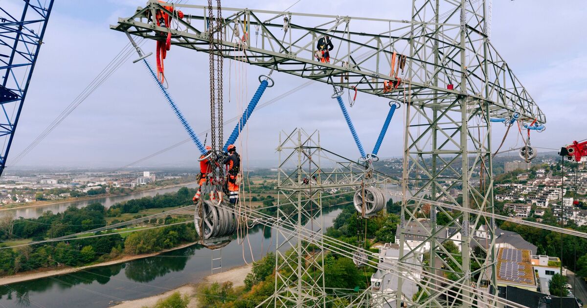 Niederwerth, Urbar and Koblenz: Fitters erect power pylon at dizzying ...