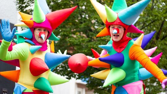 Die bunten Konfettis des Stelzentheaters Circulo sorgen beim Marmer Herbstmarkt für einen besonderen Blickfang.