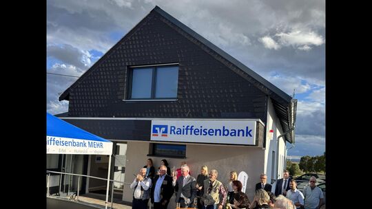 Mit einer Feierstunde ist die Filiale der Raiffeisenbank Mehr in Kaifenheim wieder eröffnet worden.
