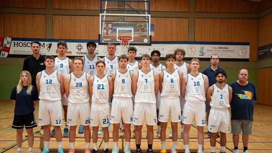 Der BBC Horchheim mit (hinten von links) Trainer Marko Sutalo, Emil Alberts, Emre Girigin, Henning Schaake, Ole Krämer, Arun Aru