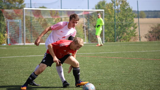 Felix Fuchs (rotes Trikot, hier im Duell mit Strimmigs Thomas de Valk) hatte seinen Anteil am klaren Auswärtssieg seines SV Blan