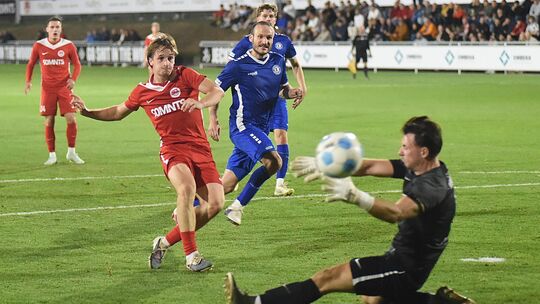 Eine der Szenen des Derbys: In der 81. Minute steht der Hüffelsheimer Simon Scherer (rotes Trikot) frei vor Felix Basting, vergi