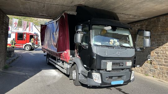 Ein Lkw ist am Donenrstag in der Unterführung in Kobern-Gondorf stecken geblieben.