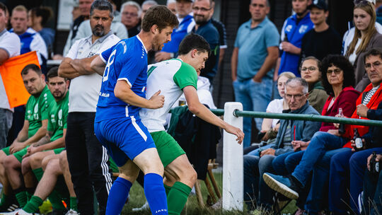Für den makellosen Spitzenreiter SG Ober Kostenz/Sargenroth (in Blau, mit Marc Caspar) steht nach dem 2:1 bei Hunsrückhöhe (mit