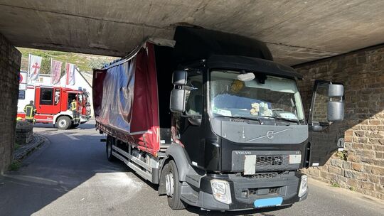 Lkw blockiert Unterführung in Kobern-Gondorf