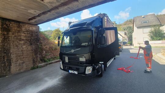 Der Lkw konnte aus der Unterführung in Kobern-Gondorf befreit werden.