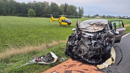 Durch einen Frontalzusammenstoß mit einem Lkw wurde der Fahrer dieses Pkw am Donnerstag bei Ailertchen in seinem Wagen eingeklem